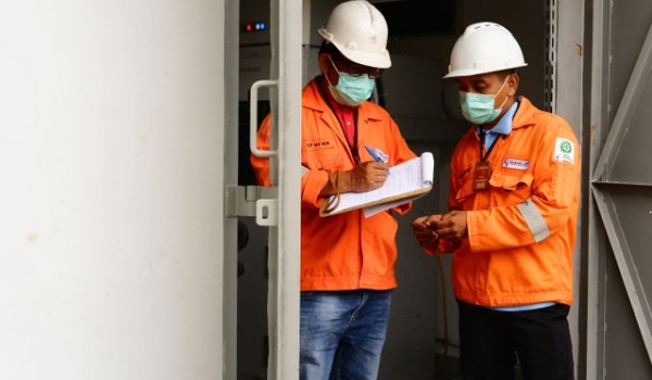 industrial worker air monitoring chemical plant